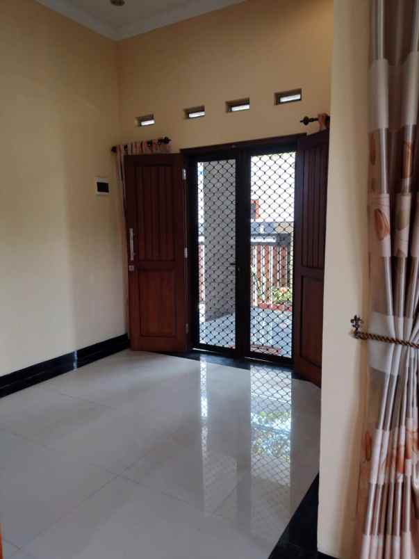 rumah modern cantik tipe besar siap huni