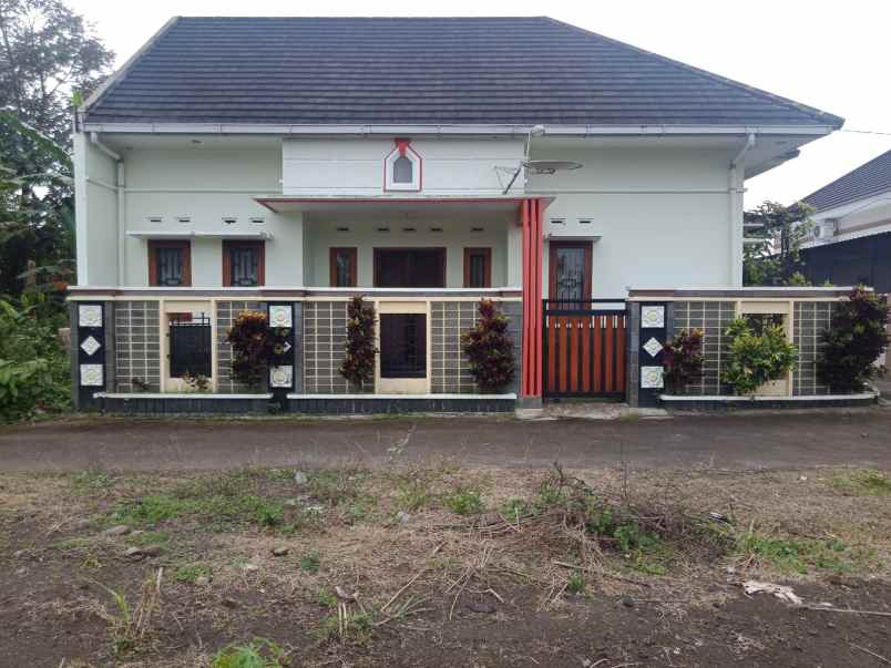 rumah modern cantik tipe besar siap huni