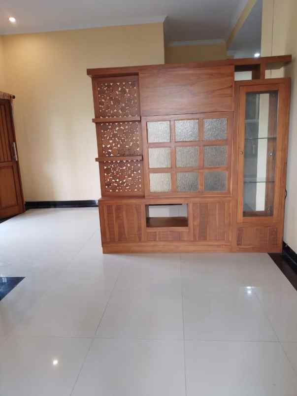 rumah modern cantik tipe besar siap huni