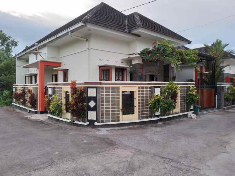 rumah modern cantik tipe besar siap huni