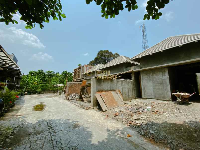 rumah modern carpot muat 2 mobil dekat kampus ukrim