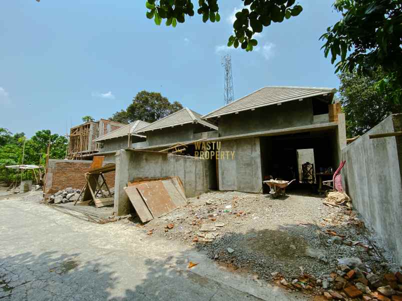 rumah modern carpot muat 2 mobil dekat kampus ukrim