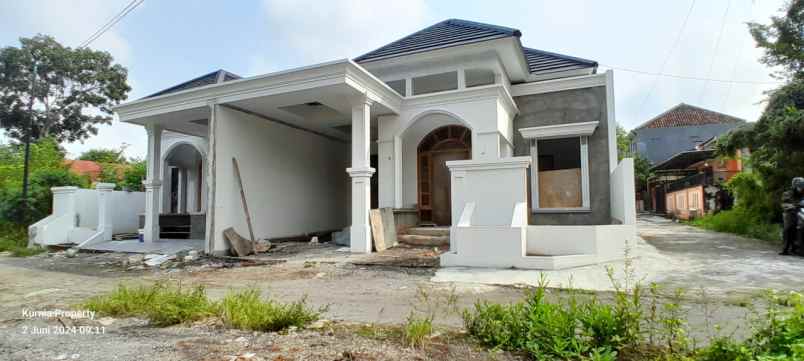 rumah modern klasik dekat kampus uii