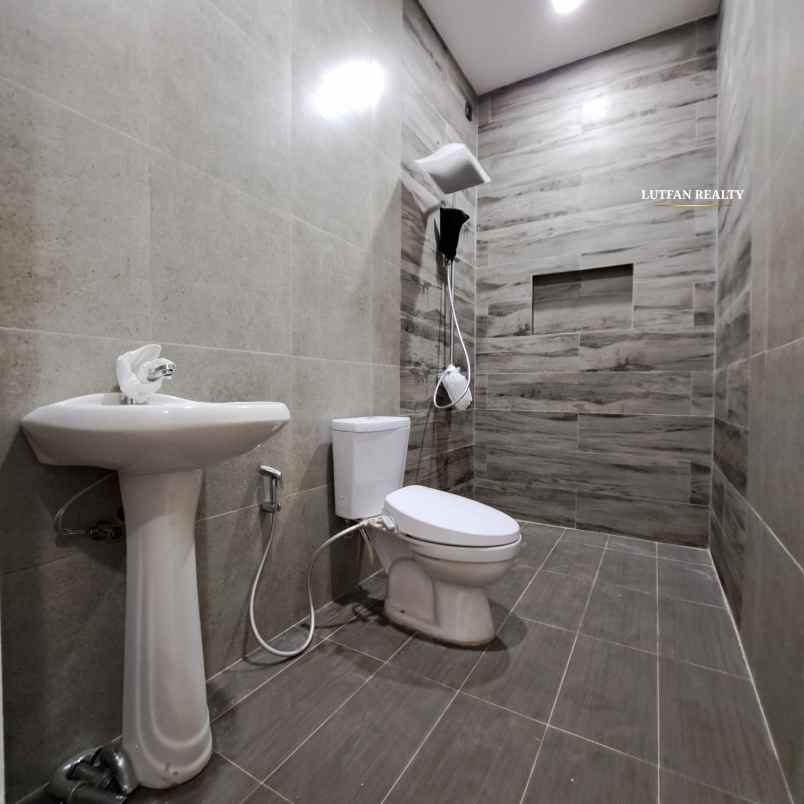 rumah modern kontemporer lenteng agung dalam cluster