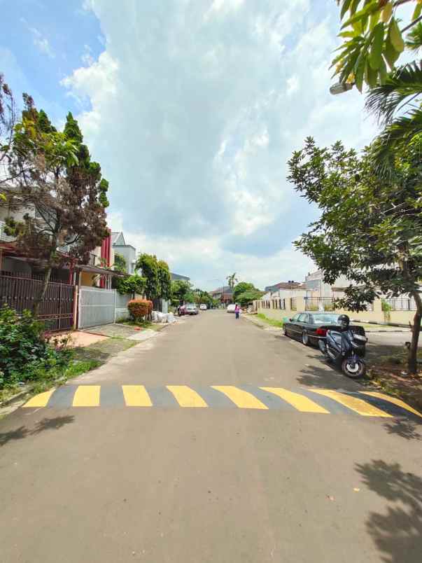 rumah second dalam komplek di cinere