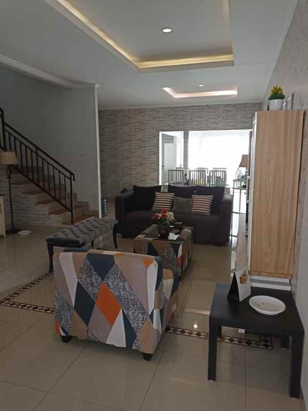 rumah semi furniture berbatasan jaksel dan joglo