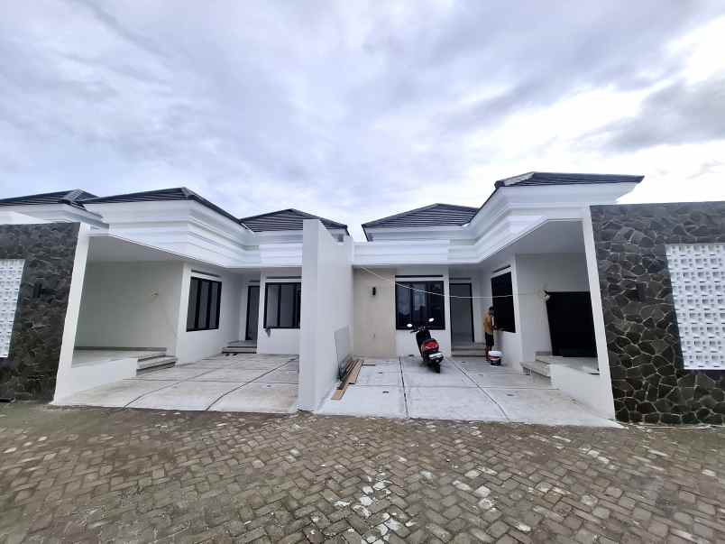 rumah siap huni dalam cluster one gate di kalasan