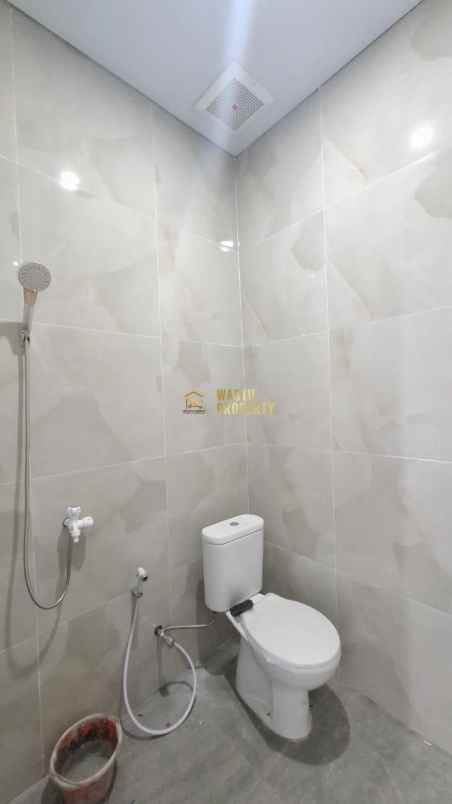 rumah siap huni desain modern 10 menit ke kampus upn