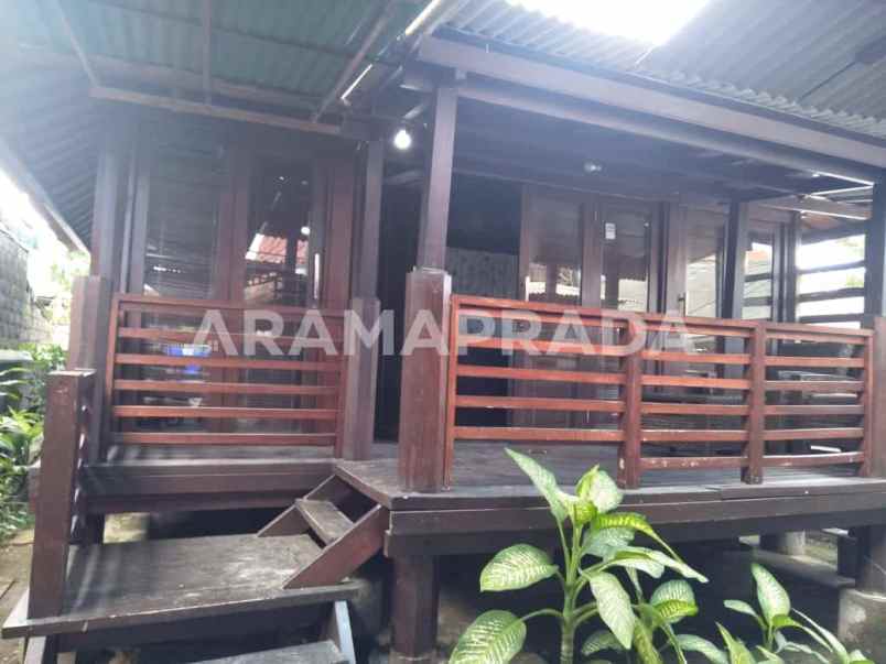 sewa rumah wooden style hadap utara 2 kamar renon