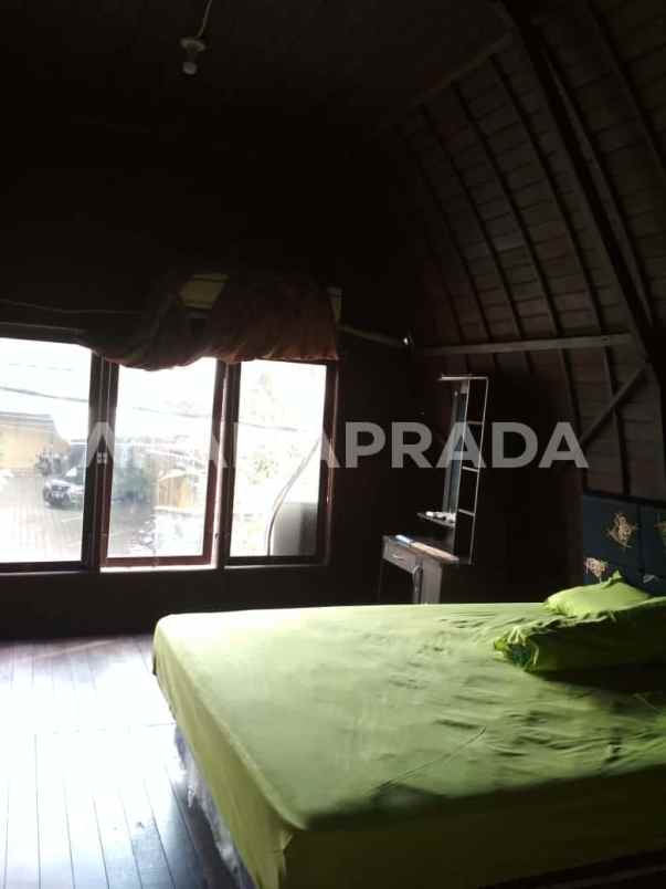 sewa rumah wooden style hadap utara 2 kamar renon