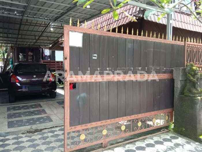 sewa rumah wooden style hadap utara 2 kamar renon