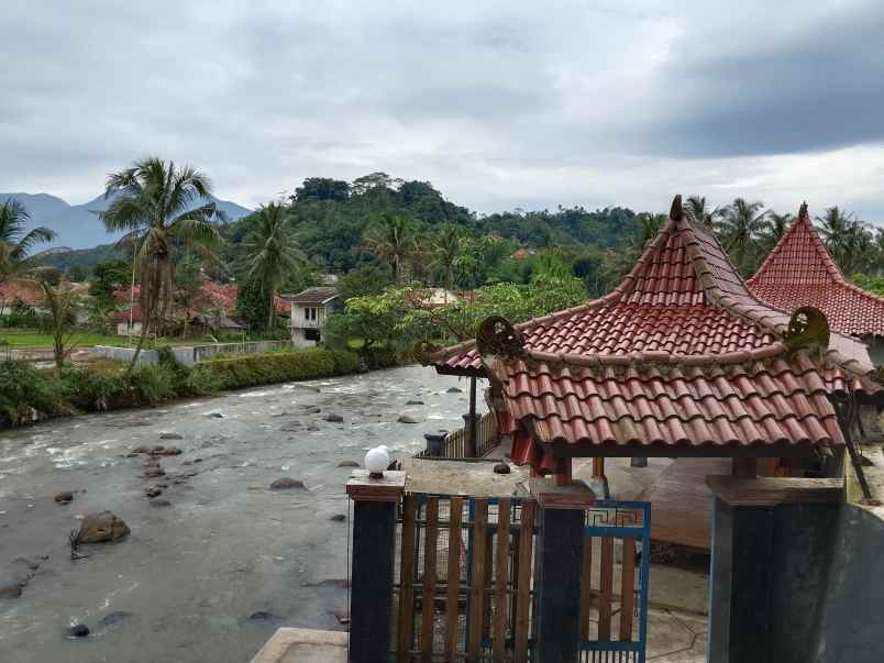 vila kolam ikan dekat sungai view bagus di subang