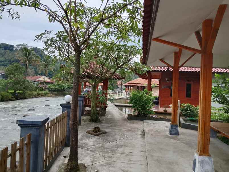 vila kolam ikan dekat sungai view bagus di subang