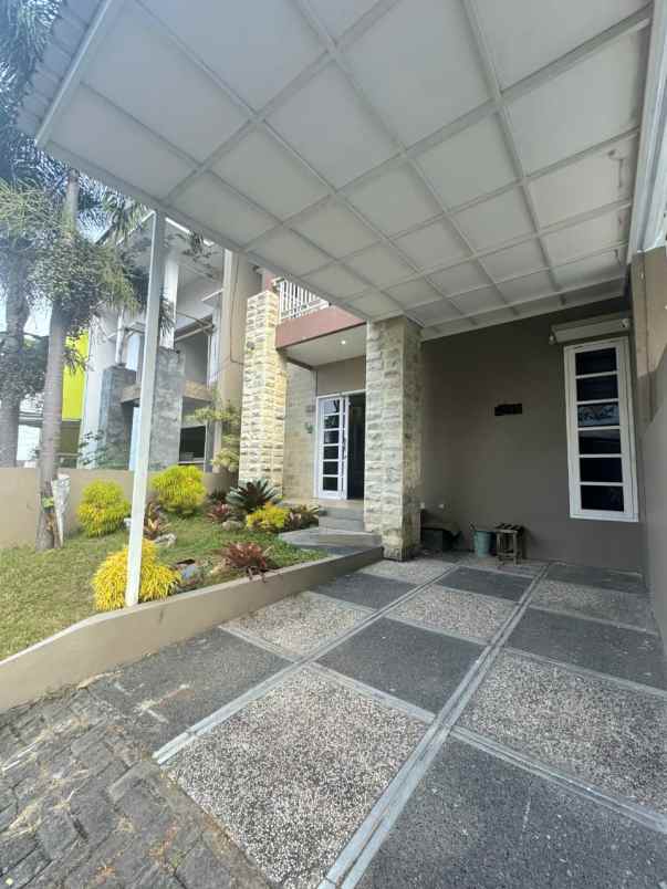 villa minimalis lokasi temas kota batu