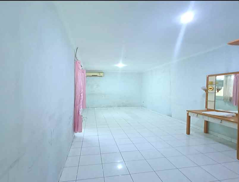 dijual butuh cepat rumah rapi 6x20 taman grisenda pik