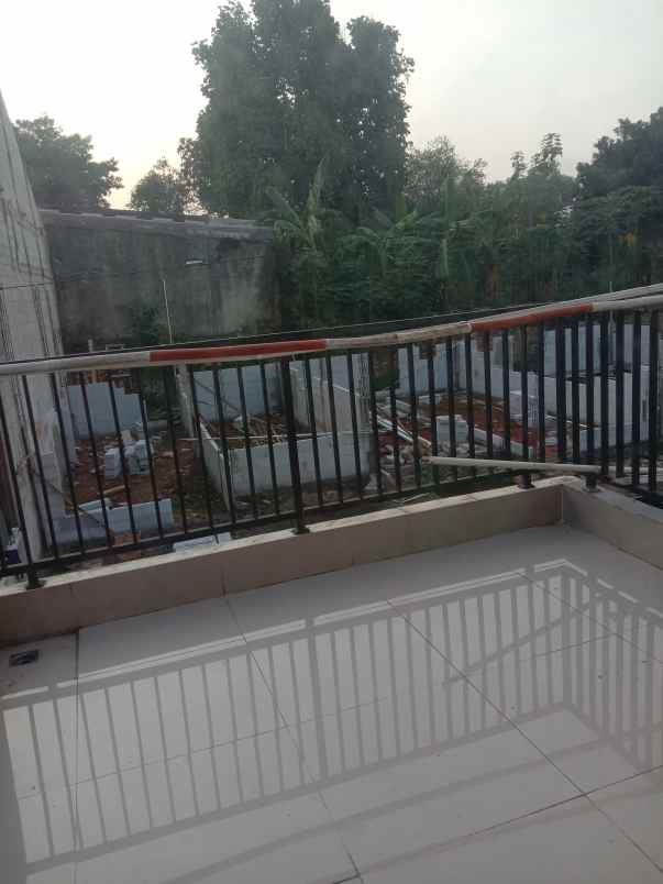 dijual cepat rumah lantai mezanine