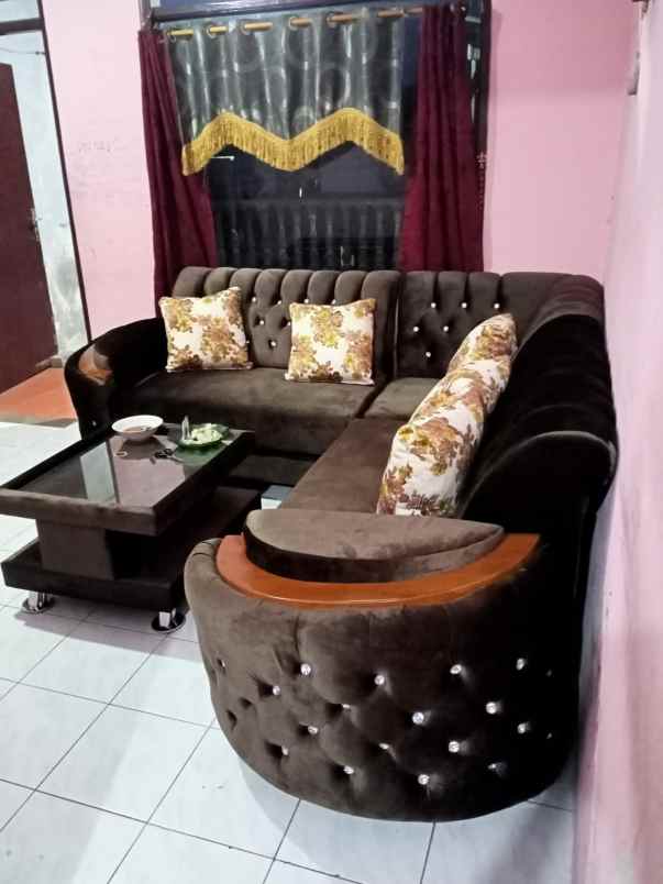 dijual dalam komplek di beji utara depok