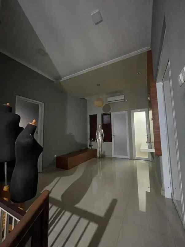 dijual gedung bekas salon lokasi strategis di larangan