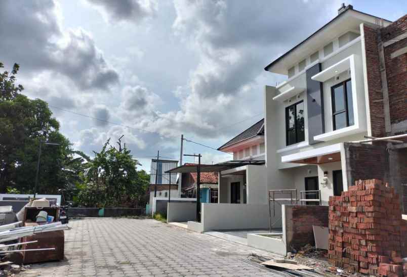 dijual rumah 1 km candi prambanan