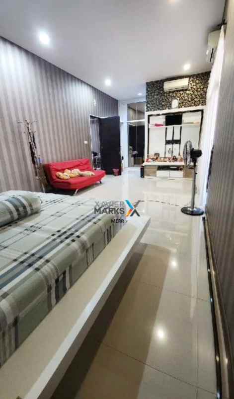 dijual rumah 2 lantai di tenggilis utara full furnish