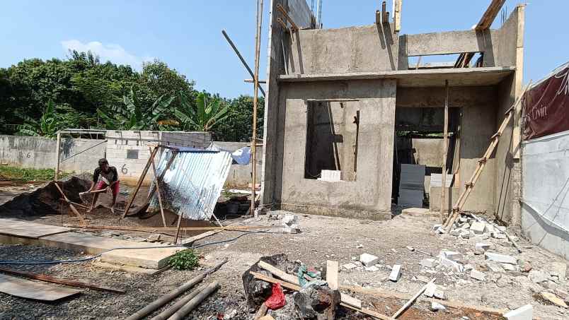 dijual rumah 2 lantai lokasi sangat strategis