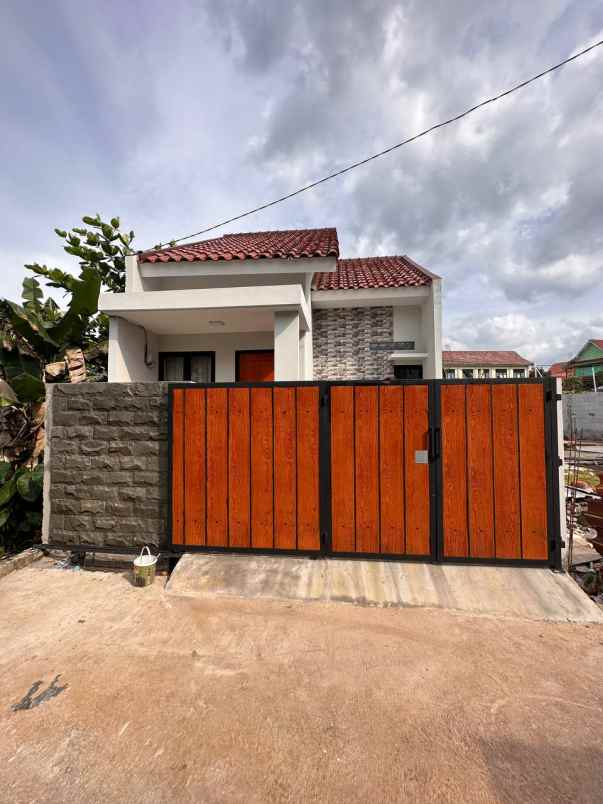 dijual rumah bambu apus cipayung