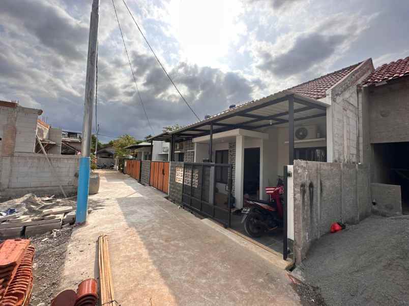 dijual rumah bambu apus cipayung