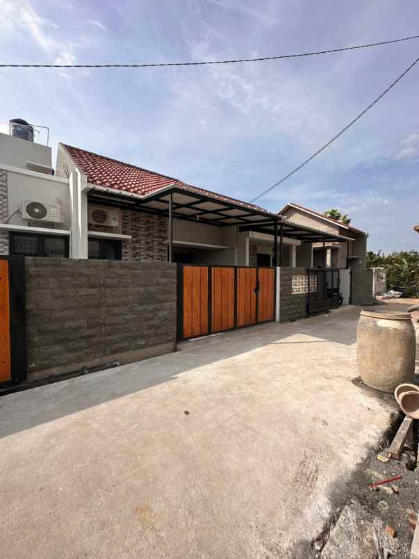 dijual rumah bambu apus cipayung