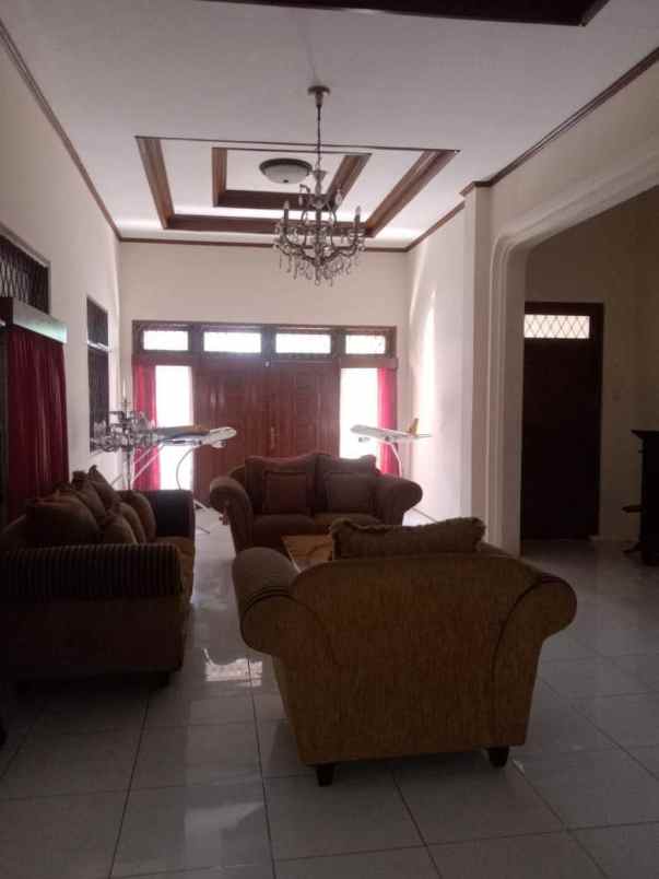 dijual rumah bangunan lama terawat di menteng