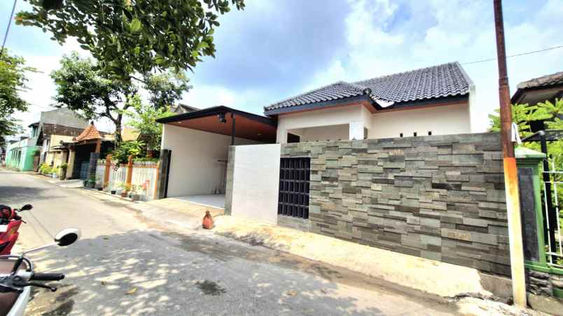dijual rumah banyuanyar banjarsari