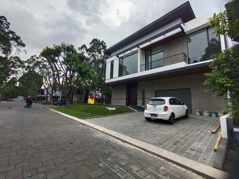 dijual rumah baru lux di kota baru parahyangan