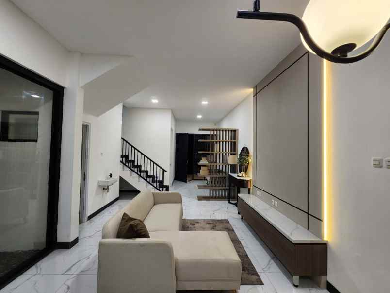 dijual rumah cluster griya loka bsd city