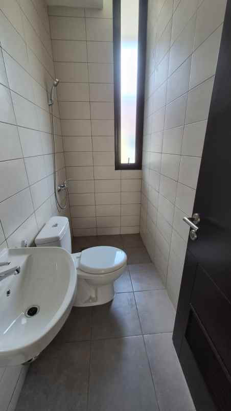 dijual rumah cluster viola summarecon