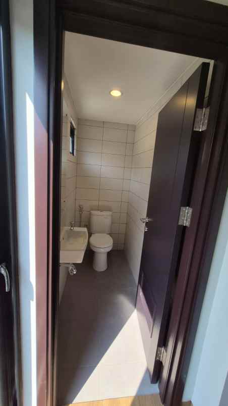dijual rumah cluster viola summarecon
