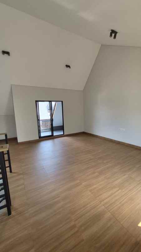 dijual rumah cluster viola summarecon