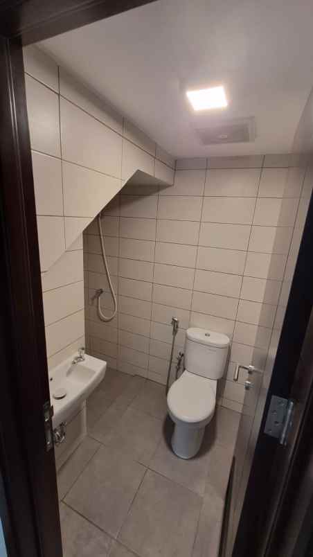 dijual rumah cluster viola summarecon