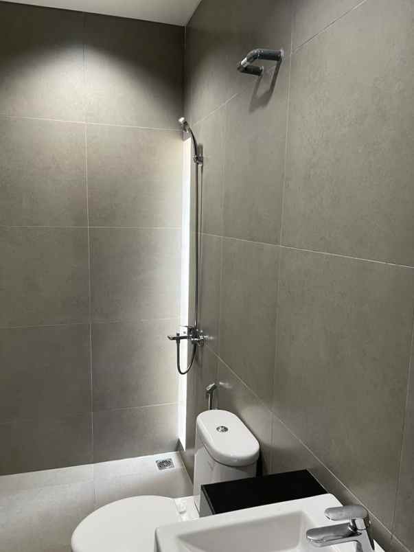 dijual rumah cluster wisteria jakarta