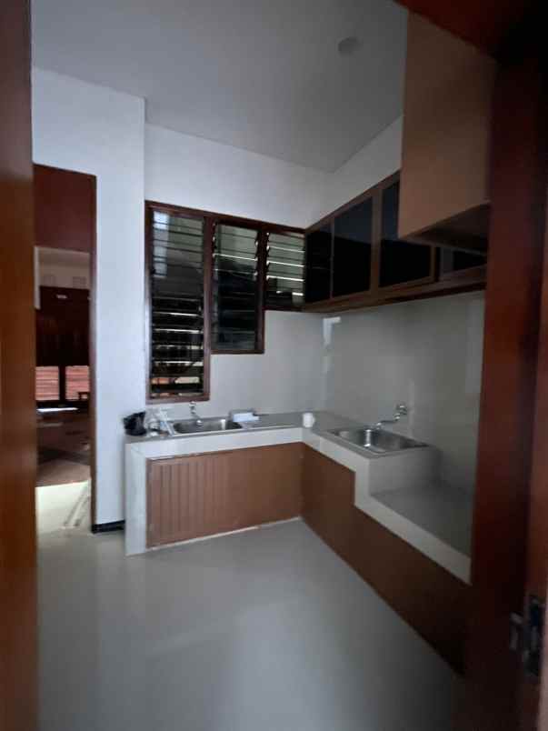 dijual rumah dharmahusada permai