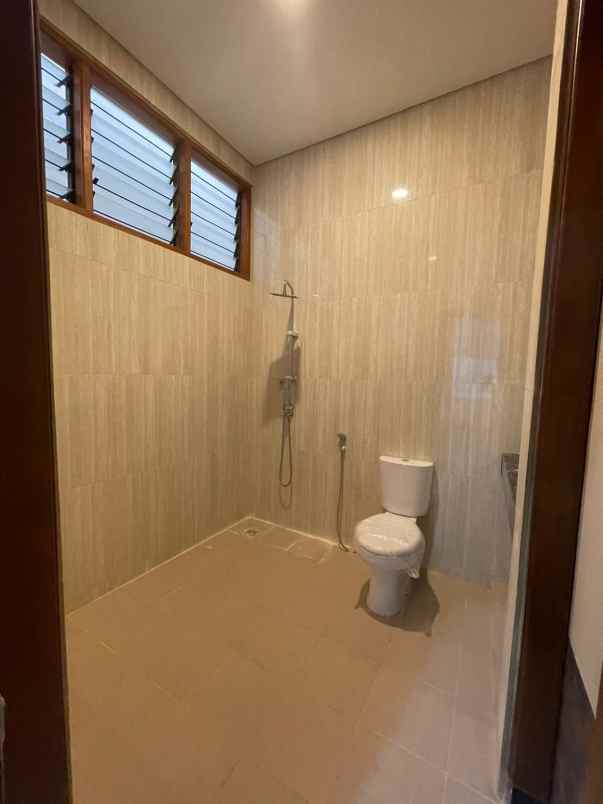 dijual rumah dharmahusada permai