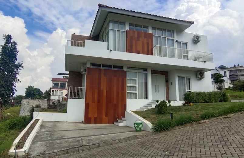 dijual rumah di dalam area hotel amarta