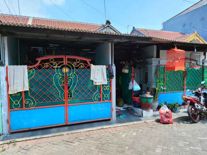 dijual rumah di jl pati gresik kota baru