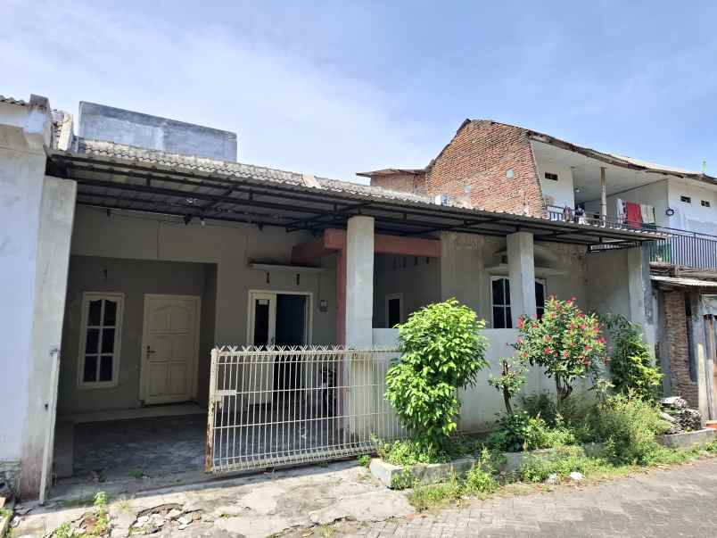 dijual rumah di perum puri bunga nirwana jember