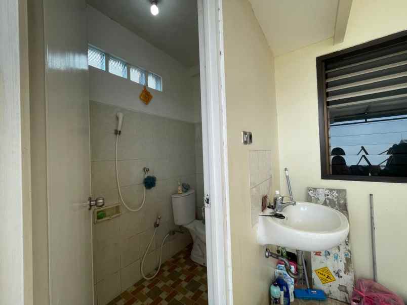 dijual rumah di taman ratu