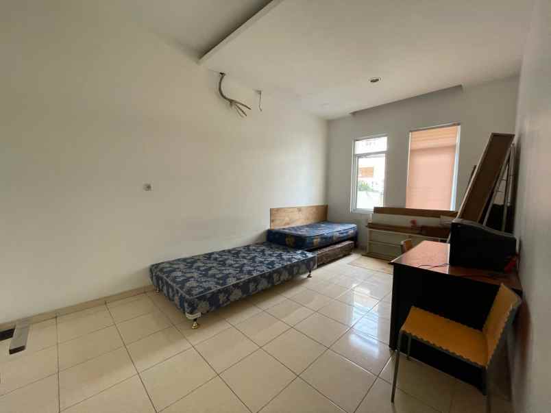 dijual rumah di taman ratu