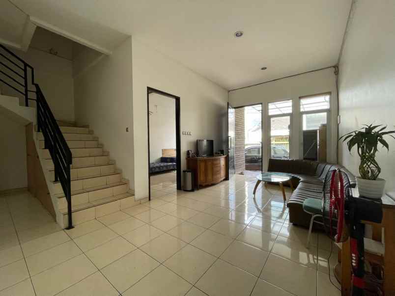 dijual rumah di taman ratu