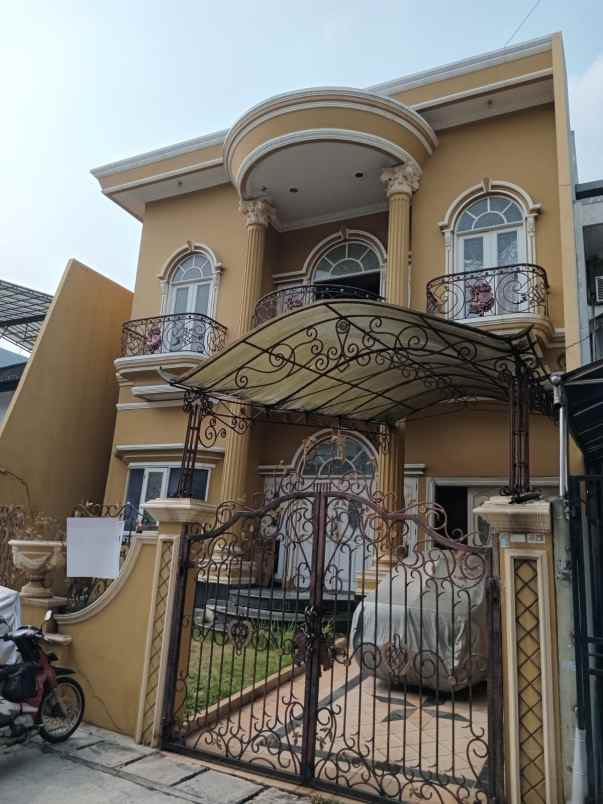 dijual rumah di taman ratu