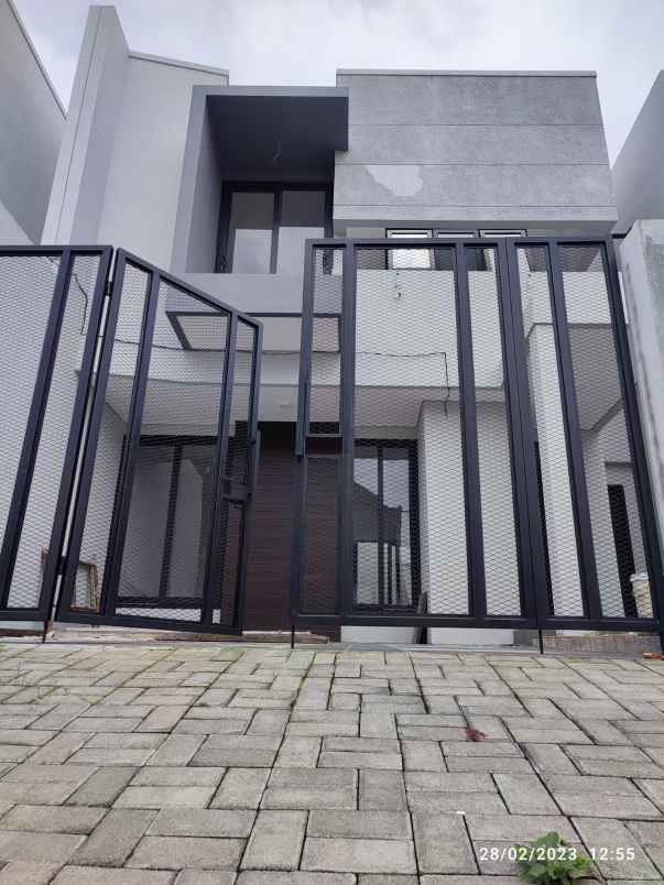 dijual rumah gayung kebonsari besar