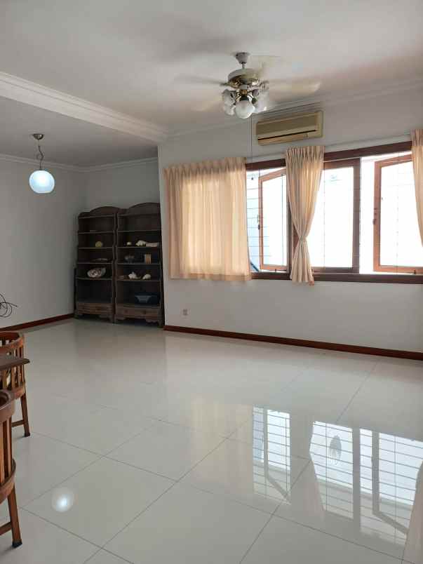 dijual rumah graha famili