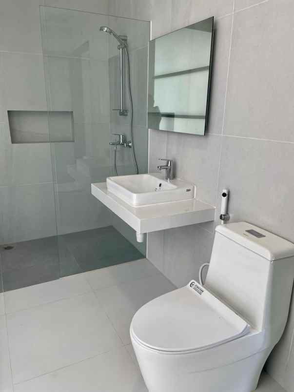 dijual rumah graha family