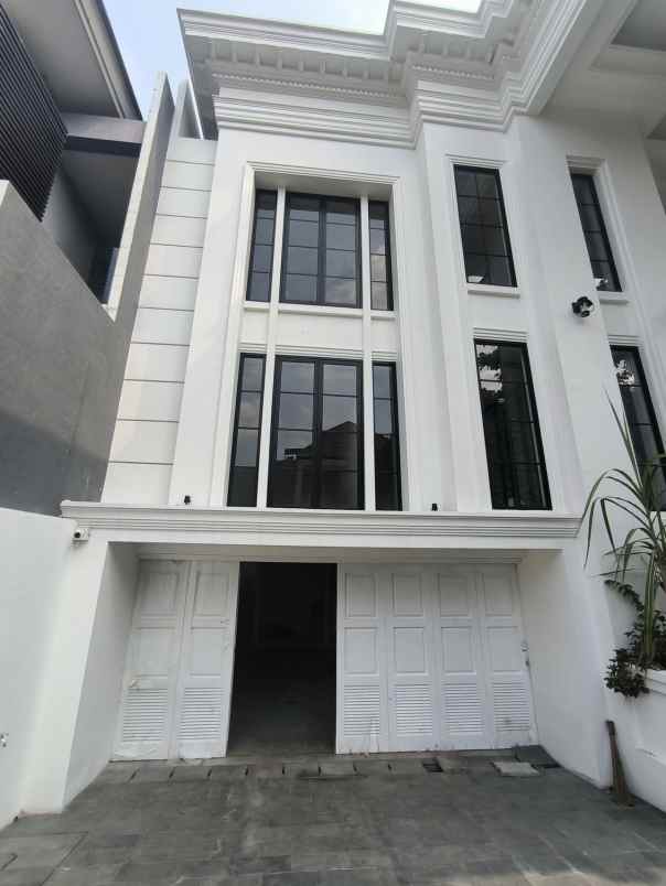 dijual rumah graha family babatan kec